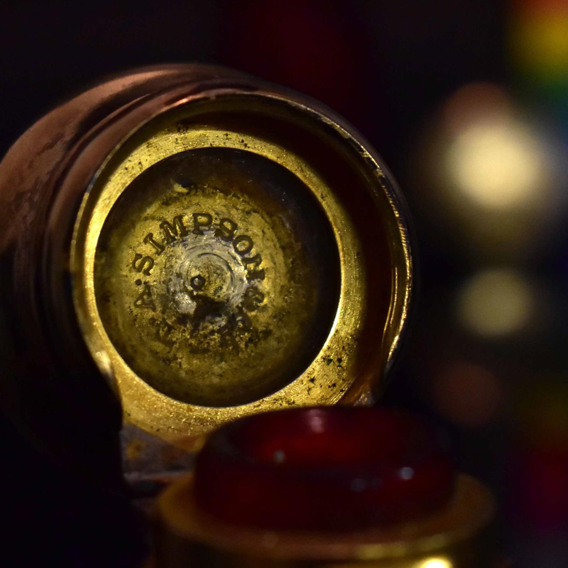 Doppelflakon. Wohl England, Ende 19. Jh. | Farbloses Glas mit Goldrubinunterfang. Vermeilmontierung. - Bild 4 aus 6