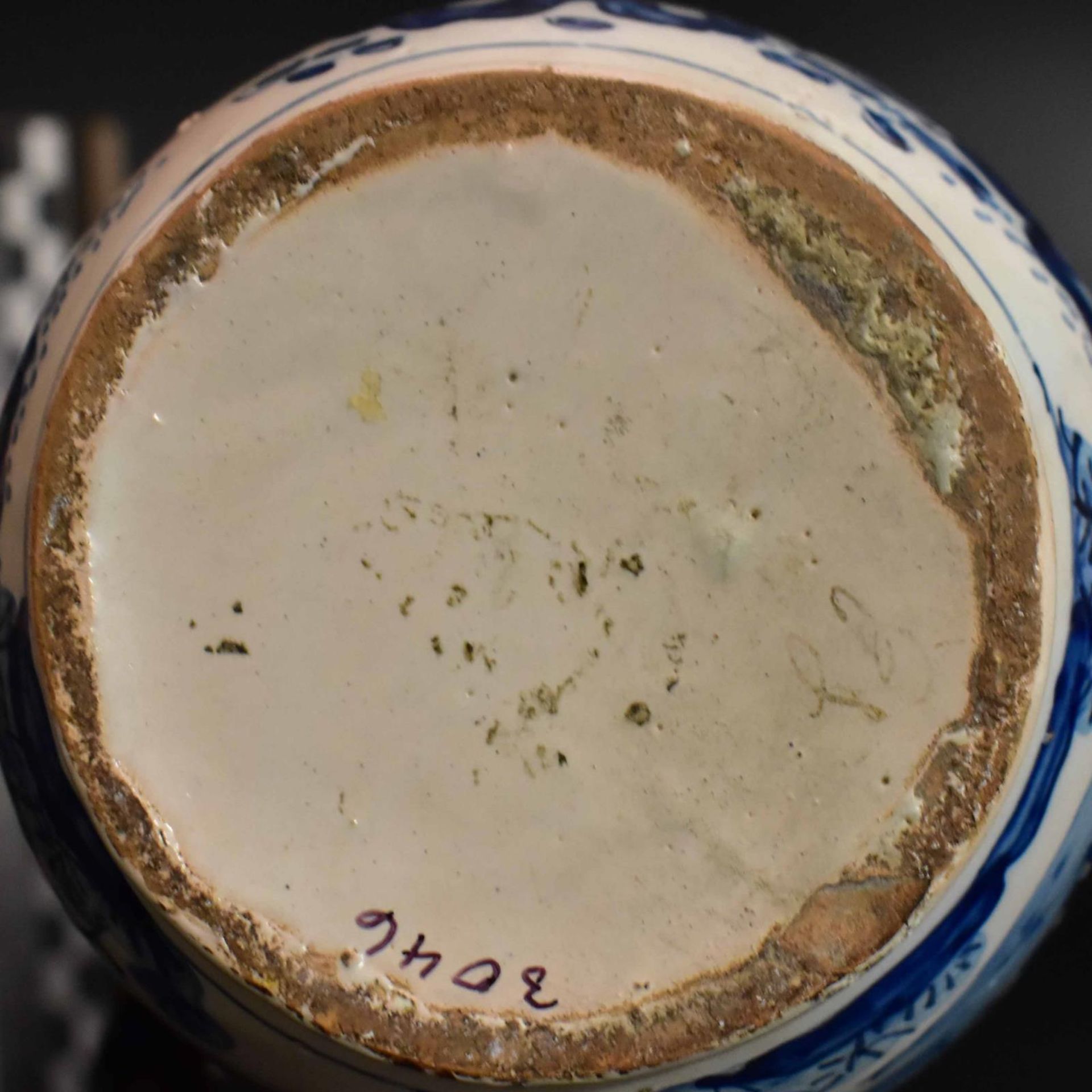 Kleine Enghalskanne. Frankfurt, 17./18. Jh. | Fayence, Zinndeckel. - Bild 3 aus 3