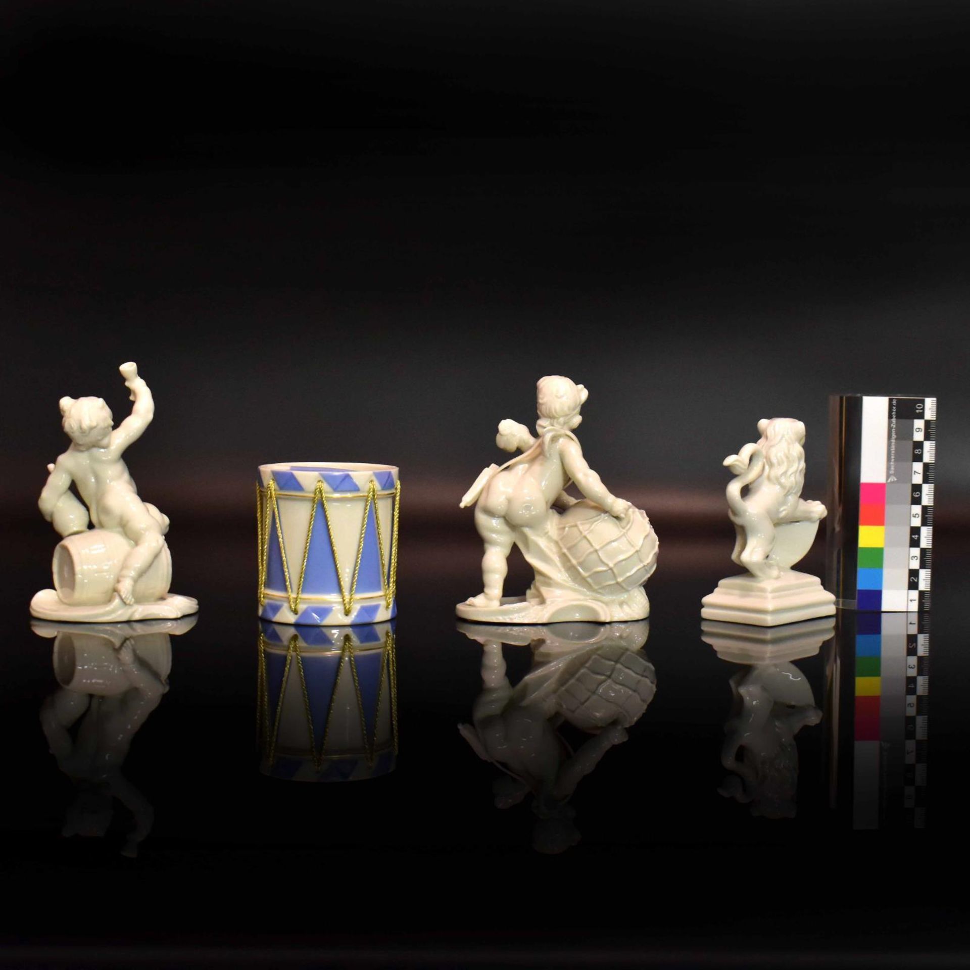 Zwei Putten, Wappenlöwe und Trommel. Nymphenburg | Porzellan, sparsam blau staffiert bzw. weiß. - Bild 2 aus 3