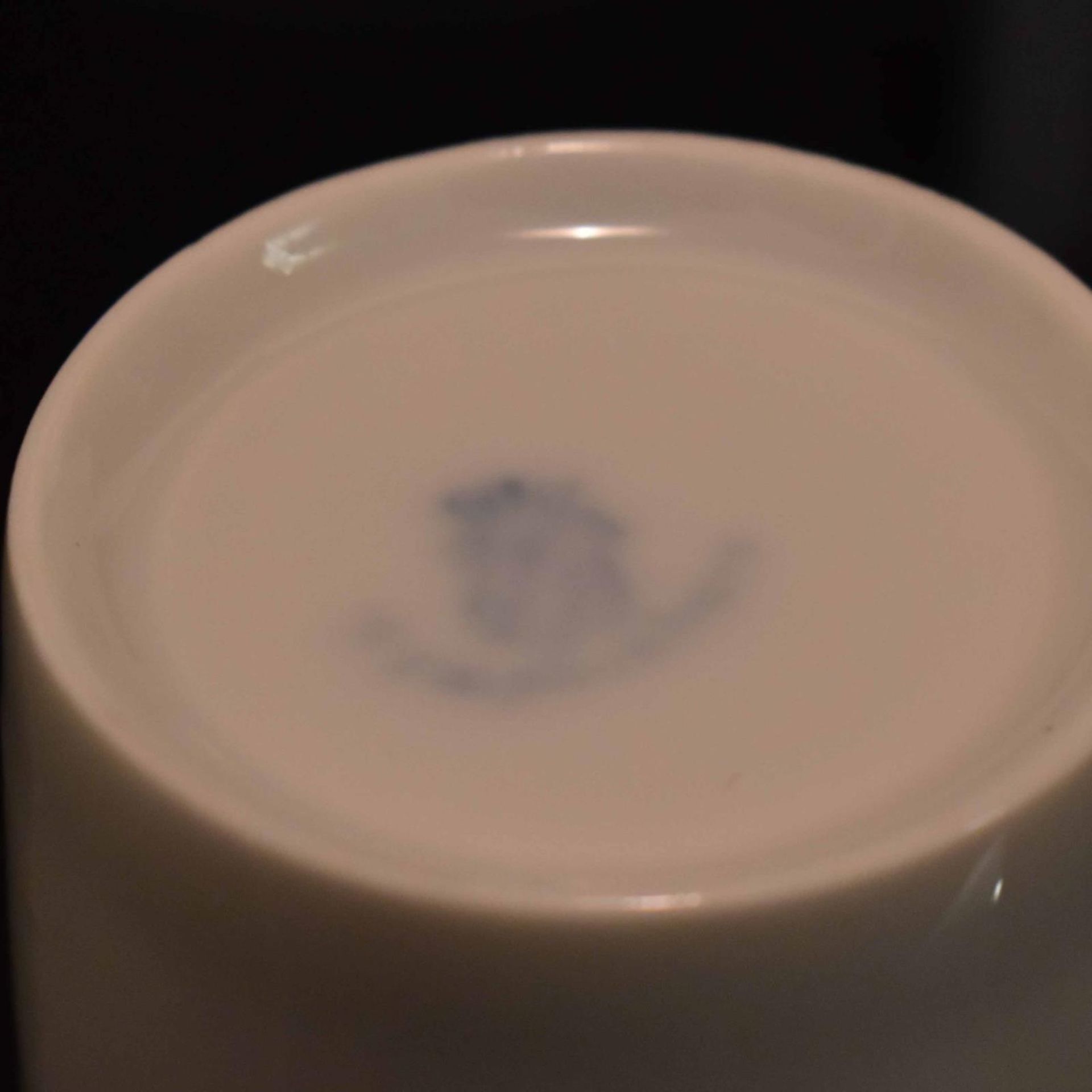 Vase und Mokkatasse mit Untertasse. Nymphenburg, nach Entwurf von A. Niemeyer (Form und Dekor) |... - Bild 3 aus 4