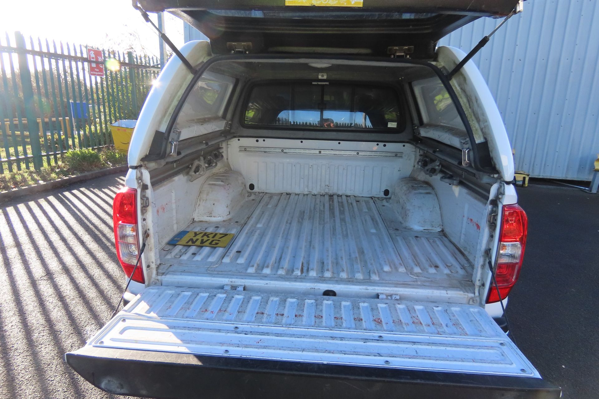 Nissan Navara 2.3 DCI * Teckna Edition - Double Cab Pick Up - 2017 17 Reg - Air Con - Rear Canopy - Image 12 of 12