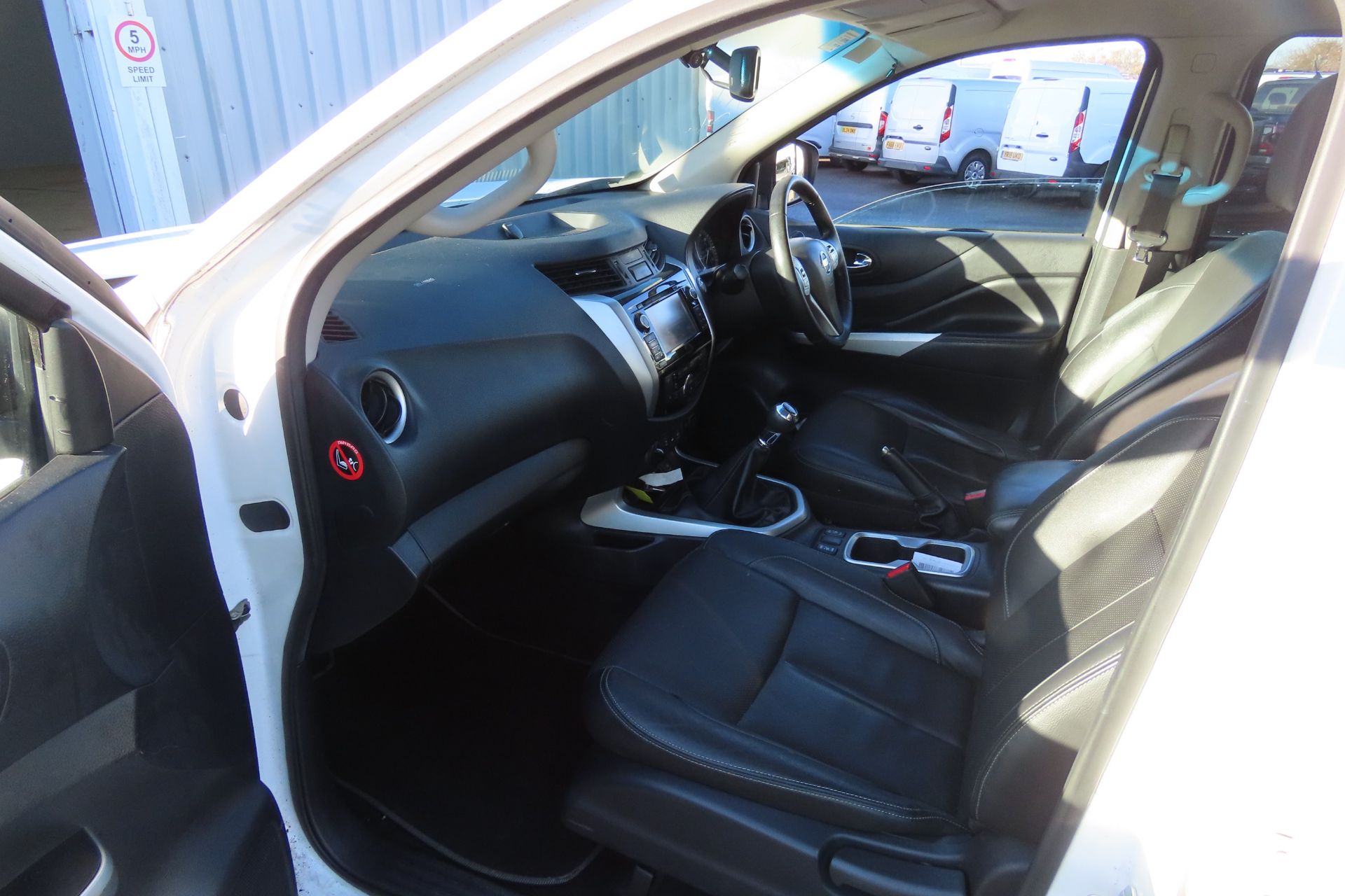 Nissan Navara 2.3 DCI * Teckna Edition - Double Cab Pick Up - 2017 17 Reg - Air Con - Rear Canopy - Image 8 of 12