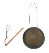 Gong mit Schlägel China, 19. Jh.,