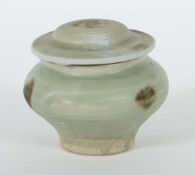 Deckelgefäß mit Rostflecken China,