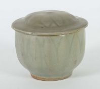 Deckeldose mit Lotusblüte China,