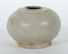 Kugelvase mit Lotusblütenmotiv China,