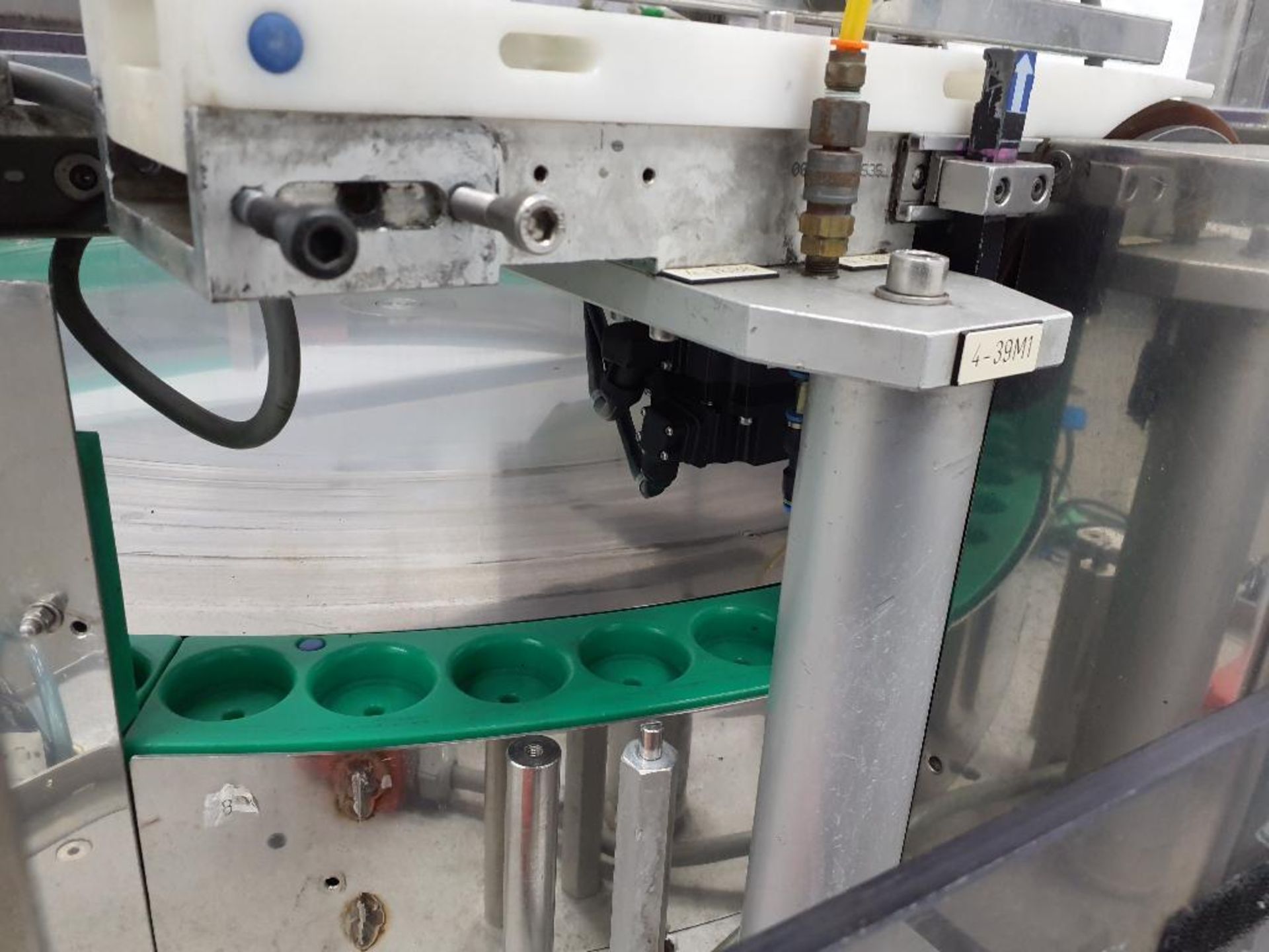 Used Tolke Cap Sorter: Ensures the cap is correctly oriented before ...