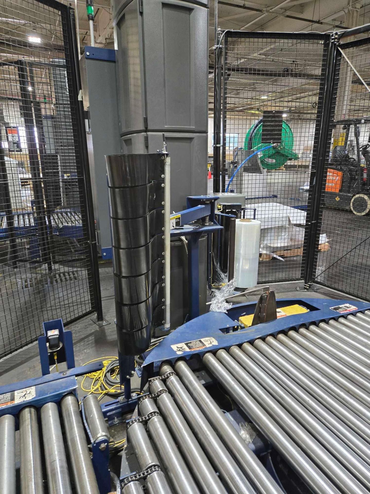 Wrapper Infeed Chain Used Lantech QA Auto Stretch Wrapper with: Infeed Conveyor: 10' Ft ...