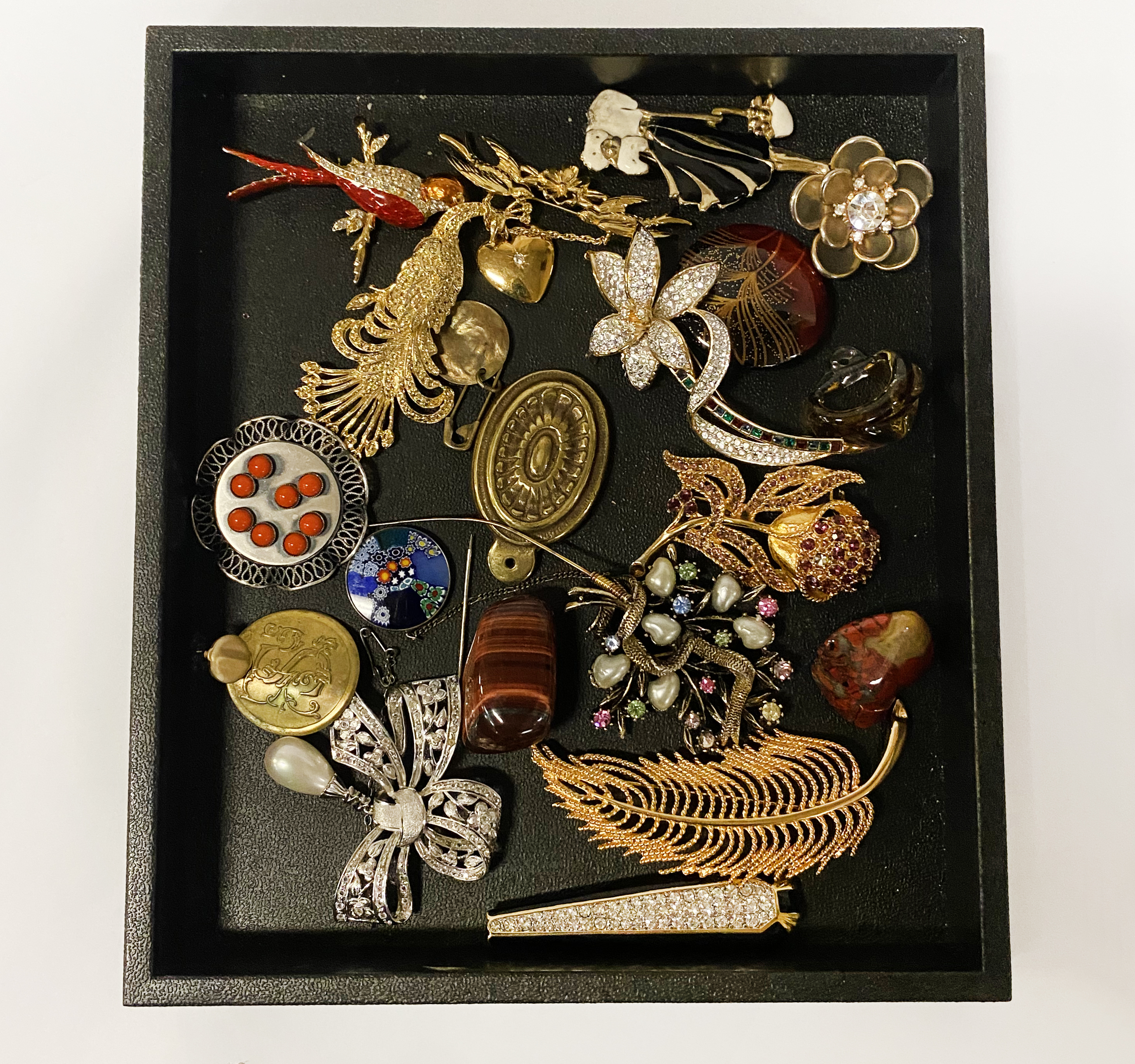 COLLECTION OF BROOCHES