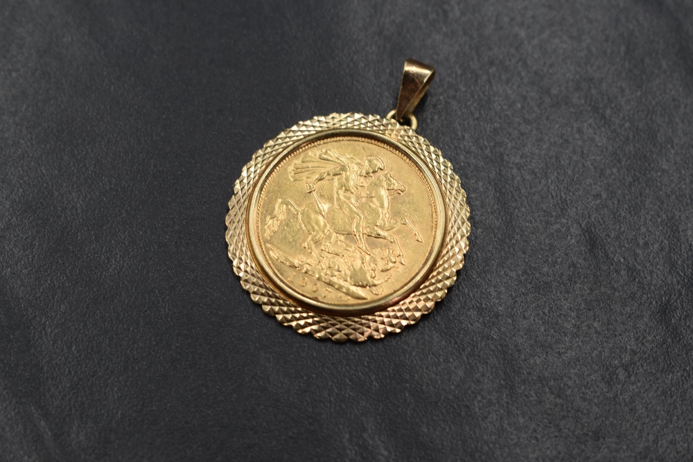 An Edwardian 1907 sovereign in a 9ct gold pendant mount, having ...