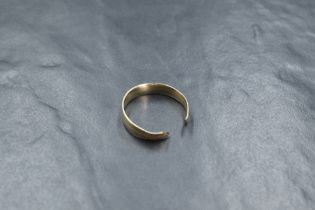 An 18ct gold two tone band, the white gold band having a yellow gold channel decoration, the band