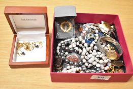 A quantity of costume jewellery, to include brooches, clip-on earrings, pin badges and beaded