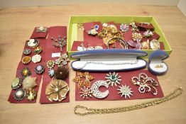 A quantity of costume jewellery, to include a large number of brooches of different styles, a