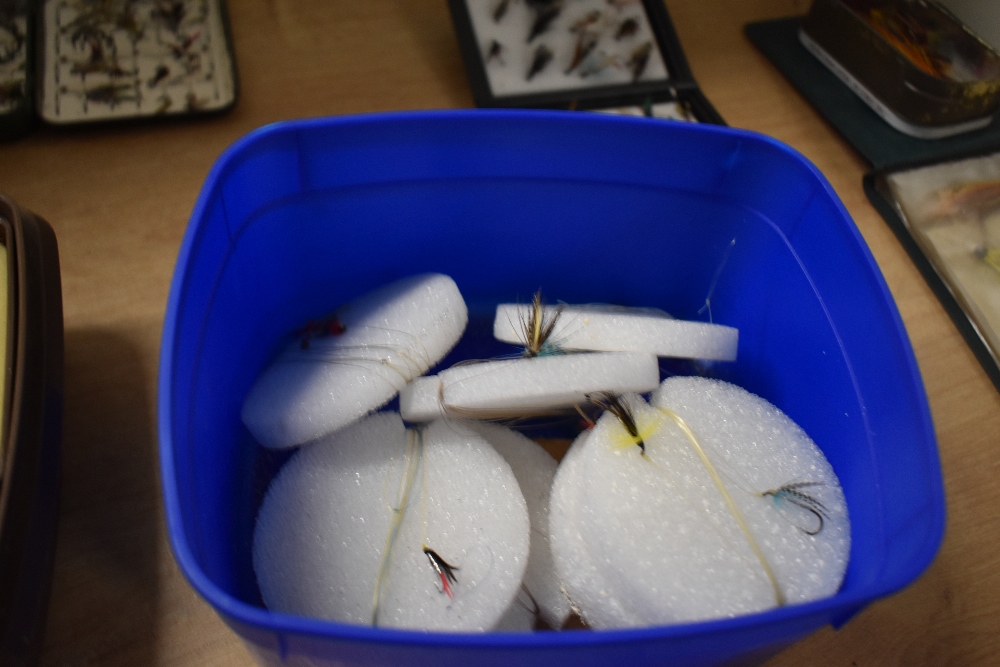 A selection of fishing flies both salmon and trout in various tins and boxes - Image 4 of 4