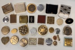 Assorted American made or USA themed 20th century vintage compacts and vanity or cigarette cases, to