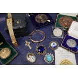 A 9ct gold crucifix together with a 9ct gold hinged bangle, approximately 23 grams,