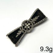 FINE FRENCH ART-DECO DIAMOND BOW BROOCH