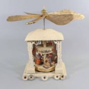 Pyramide mit Pappflügeln