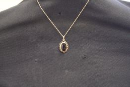 9ct Gold chain & pendant with black onyx stone 3.2