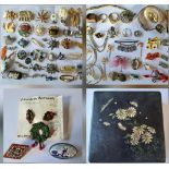 A quantity of vintage costume jewellery, mainly vintage brooches and dress rings, to include a