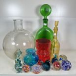 A QUANTITY OF GLASSWARE AND PAPERWEIGHTS INCLUDING A 19TH-CENTURY AMBER GLASS BOTTLE, A RIIHIMAKI