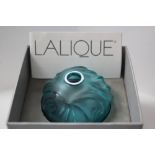 A BOXED LALIQUE ROYAL PALM BUD VASE, SIGNED TO BASE, HEIGHT 5.5CM
