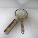A STERLING SILVER MOUNTED CLOTHES BRUSH, BIRMINGHAM 1899, EMBOSSED DECORATION, LENGTH 15CM AND AN