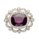 AN EARLY 20TH CENTURY SYNTHETIC COLOUR CHANGE SAPPHIRE AND DIAMOND BROOCH COME PENDANT