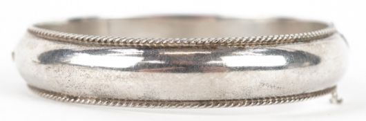 A silver hinged bangle, 6.8cm in diameter, 20.4g.