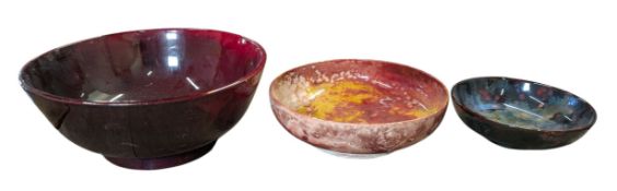 THREE ENGLISH STUDIO ART POTTERY FLAMBE-GLAZED BOWLS, TO INCLUDE MOORCROFT