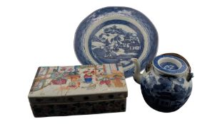 CIRCA 1930S CHINESE PORCELAIN TEAPOT & BOWL WITH RECTANGULAR PEN BOX