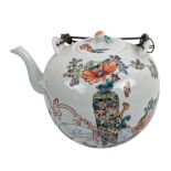 CHINESE FAMILLE ROSE 'HUNDRED ANTIQUES' PORCELAIN TEAPOT WITH COVER 清/民国 粉彩博古纹茶壶