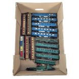MODEL RAILWAY - COLLECTION OF OO GAUGE LOCOMOVIES & CARRIAGES