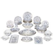 MEISSEN umfangreiches Speiseservice 'Zwiebelmuster Eisenrot', 20. Jh.