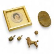Sundry collectables to include a brass snuff box, dated 1881, a brass dog with articulated jaw and