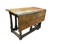 An 18th century oak gateleg table, width 105cm, 135cm extended, height 71cm