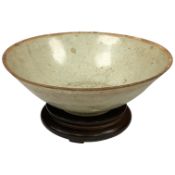 A Sung/ Yuan dynasty qingbai dish on stand, 8,5cm including stand x 18cm diameter