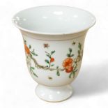 A Chinese famille verte footed wine cup decorated with flowers, 9cm high