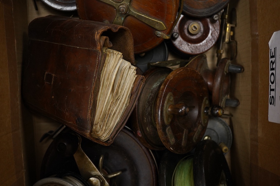 A collection of vintage fishing reels, including mahogany and brass examples one with patent - Image 3 of 5