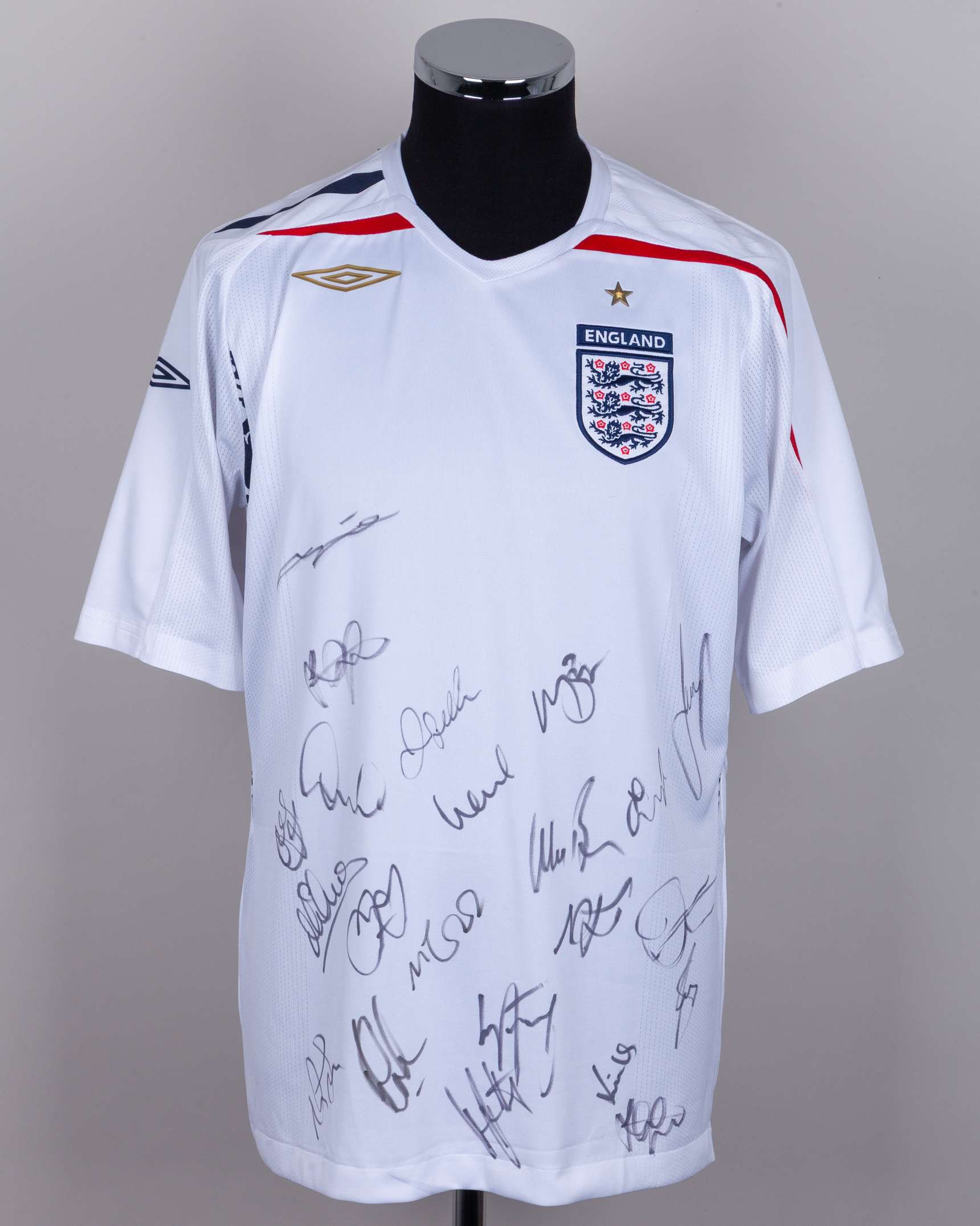 White squad autographed England replica short-sleeved shirt, 2007