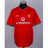 A red Manchester United autographed short-sleeved shirt, 2000-02