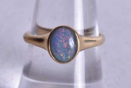 9ct gold opal triplet ring (1.7g). Q 1/2.