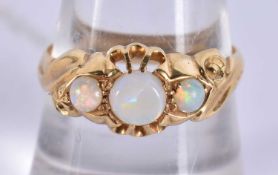 AN 18CT GOLD AND OPAL RING. 3.3 grams. P.