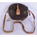 A SMALLER LOUIS VUITTON LEATHER HANDBAG. 24 cm wide.