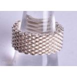 A TIFFANY SILVER MESH RING. S. 10.4 grams.