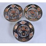 THREE 17TH/18TH CENTURY JAPANESE GENROKU PERIOD IMARI PLATES painted with urns of flowers. 21.5 cm