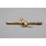 AN EDWARDIAN 18CT GOLD NOVELTY TIE PIN centred by a kangaroo pave set with a brilliant cut