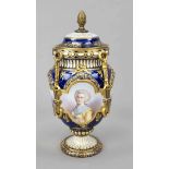 Deckelvase, 19. Jh., im Sevres Sti