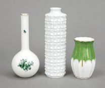 Konvolut von 3 Vasen, 1x Reliefvas