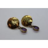 A PAIR OF HAMMERED GOLD DROP EARRING SET WITH AMETHYST TYPE STONES MARKED 585.